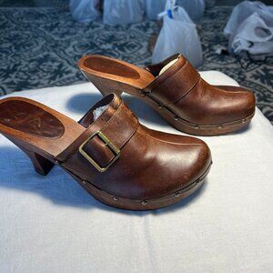 MIA mule style clogs Vintage Y2K brown leather wood heel buckle strat Size 10